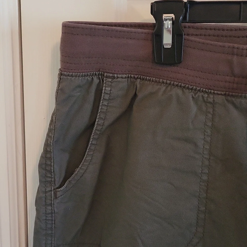 Lee relaxed fit army green Capri pants Size 16W - Picture 4 of 8